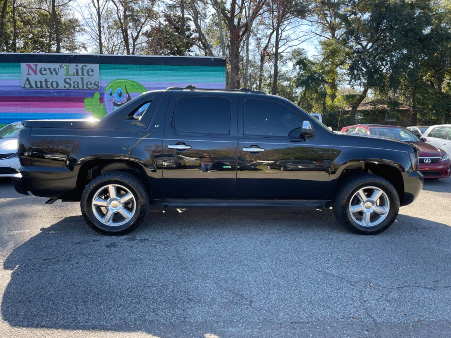 2011 BLACK CHEVROLET AVALANCHE LT (3GNMCFE09BG) with an 5.3L engine, Automatic transmission, located at 5103 Dorchester Rd., Charleston, SC, 29418-5607, (843) 767-1122, 36.245171, -115.228050 - Leather, CD/AUX/Sat, backup Camera, Dual Climate Control, Power Everything (windows, locks, seats, mirrors), All-weather Mats, Keyless Entry, Running Boards, Tow Package, Alloy Wheels. 174k miles Located at New Life Auto Sales! 2023 WINNER for Post & Courier's Charleston's Choice Pre-owned Car Deal - Photo#7